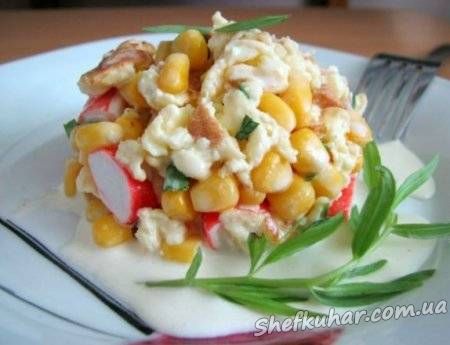 Салат з крабовими паличками і омлетом