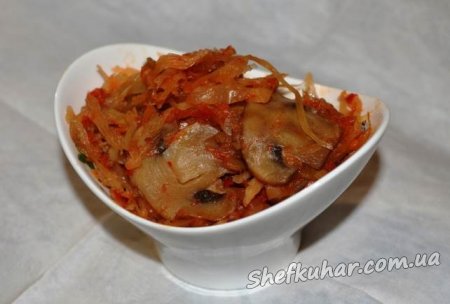 Тушкована капуста з грибами